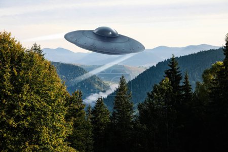 Alien-Raumschiff fliegt über Bäume in den Bergen. UFO