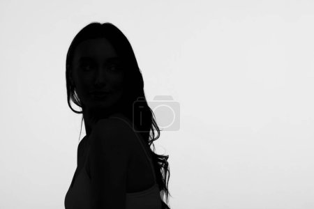 Silhouette einer Frau isoliert auf Weiß
