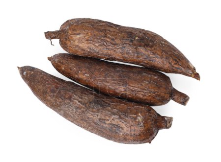 Téléchargez les photos : Trois racines de manioc mûres isolées sur fond blanc, vue de dessus - en image libre de droit