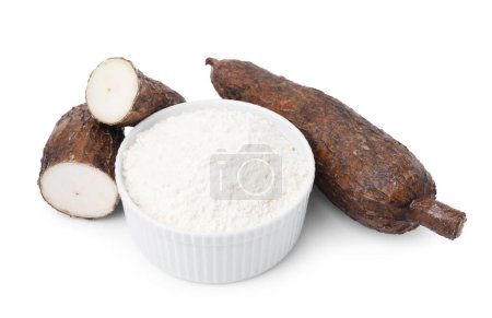 Téléchargez les photos : Bol avec farine de manioc et racines isolées sur blanc - en image libre de droit