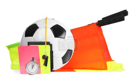 Fußballschiedsrichterausrüstung. Fußball, Fahnen, Stoppuhr, Karten und Trillerpfeife isoliert auf weiß