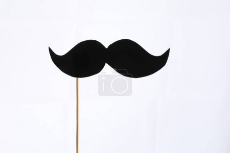 Téléchargez les photos : Fausse moustache en papier accessoire de parti sur fond blanc - en image libre de droit