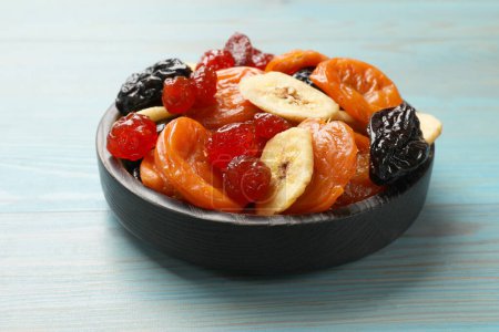 Téléchargez les photos : Mélange de délicieux fruits secs sur table en bois bleu clair - en image libre de droit