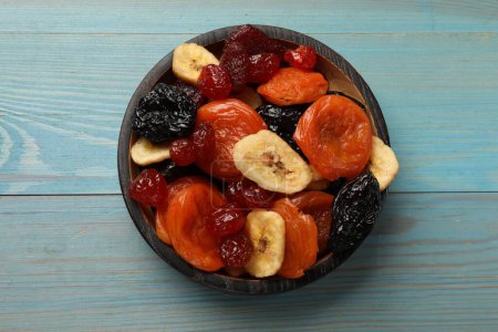 Téléchargez les photos : Mélange de délicieux fruits secs sur table en bois bleu clair - en image libre de droit