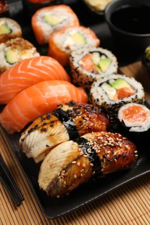 Téléchargez les photos : Ensemble de délicieux rouleaux de sushi sur tapis, gros plan - en image libre de droit