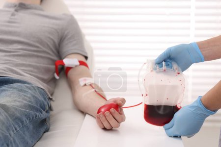 Patient subissant une transfusion sanguine à l'hôpital, gros plan