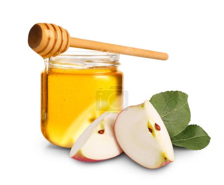 Téléchargez les photos : Miel dans un bocal en verre, pomme coupée et trempette isolée sur blanc - en image libre de droit