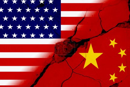 Banderas de EE.UU. y China en la pared rota. Relaciones diplomáticas internacionales
