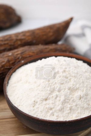 Téléchargez les photos : Bol avec farine de manioc et racines sur la table, gros plan - en image libre de droit