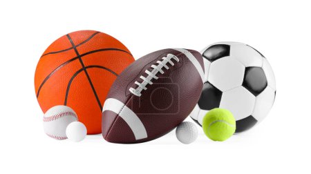 Téléchargez les photos : De nombreuses balles de sport différentes isolées sur blanc - en image libre de droit