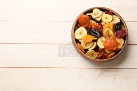 Téléchargez les photos : Mélange de délicieux fruits secs sur une table en bois blanc, vue sur le dessus. Espace pour le texte - en image libre de droit