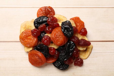 Téléchargez les photos : Mélange de délicieux fruits secs sur une table en bois blanc, vue sur le dessus - en image libre de droit