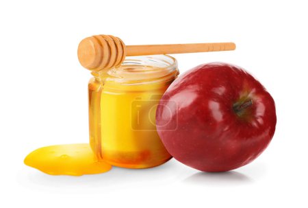 Téléchargez les photos : Miel dans un bocal en verre, pomme et trempette isolé sur blanc - en image libre de droit
