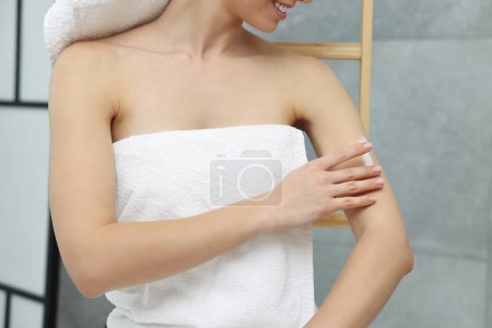 Foto de Mujer aplicando producto auto-bronceado en el brazo en interiores, primer plano - Imagen libre de derechos
