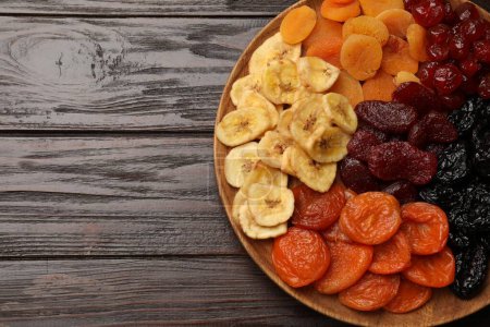 Téléchargez les photos : Délicieux fruits secs sur table en bois, vue sur le dessus. Espace pour le texte - en image libre de droit