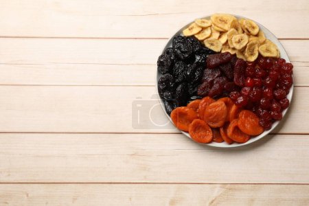 Téléchargez les photos : Délicieux fruits secs sur table en bois blanc, vue sur le dessus. Espace pour le texte - en image libre de droit