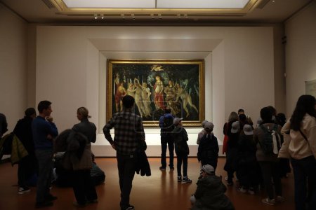 Foto de Florencia, Italia - 8 de febrero de 2024: Los visitantes admiran la pintura "Primavera (Primavera)" de Sandro Botticelli en la galería Uffizi - Imagen libre de derechos