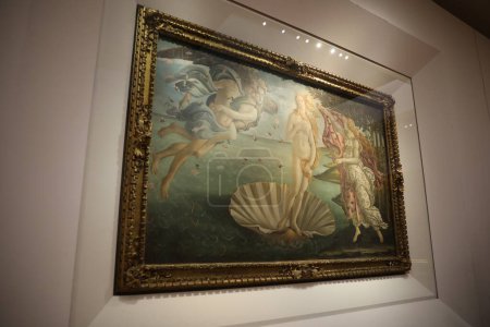 Foto de Florencia, Italia - 8 de febrero de 2024: Pintura famosa "Nacimiento de Venus" de Sandro Botticelli en la galería Uffizi - Imagen libre de derechos