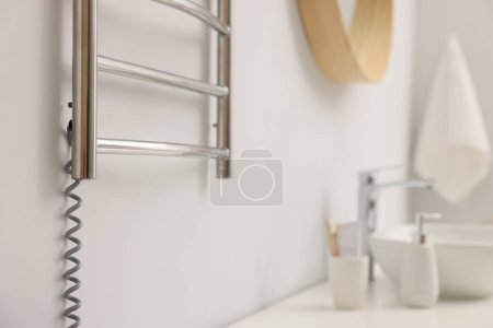 Foto de Toallero calefaccionado en pared blanca en baño, primer plano - Imagen libre de derechos