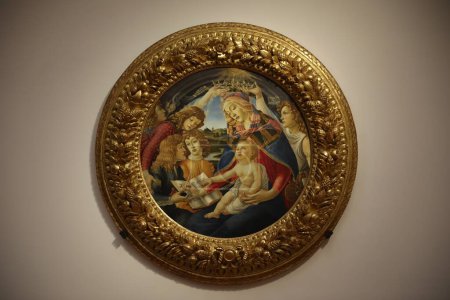 Foto de Florencia, Italia - 8 de febrero de 2024: Pintura famosa "Madonna Magnificat" de Sandro Botticelli en la galería Uffizi - Imagen libre de derechos