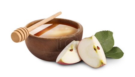 Téléchargez les photos : Miel dans un bol et pomme coupée isolé sur blanc - en image libre de droit