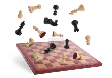 Foto de Piezas de ajedrez y tablero de ajedrez de madera en el aire sobre fondo blanco - Imagen libre de derechos