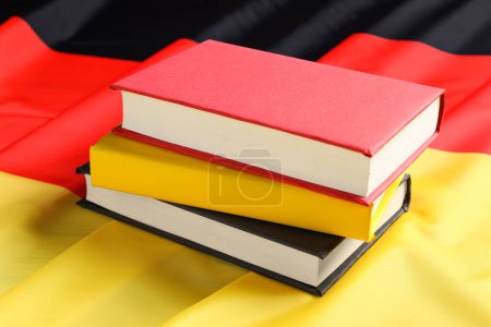 Fremdsprachen lernen. Verschiedene Bücher über die Flagge Deutschlands