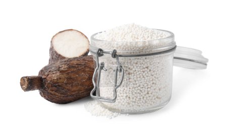Téléchargez les photos : Perles de tapioca dans un pot et des racines de manioc isolées sur du blanc - en image libre de droit