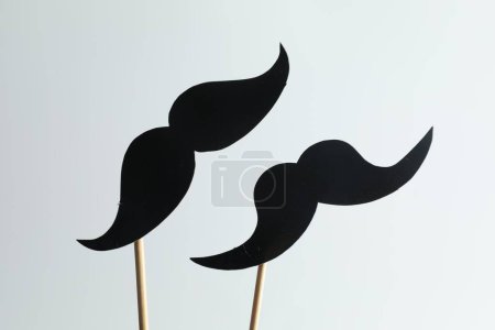 Téléchargez les photos : Faux papier moustaches partie accessoire sur fond clair - en image libre de droit