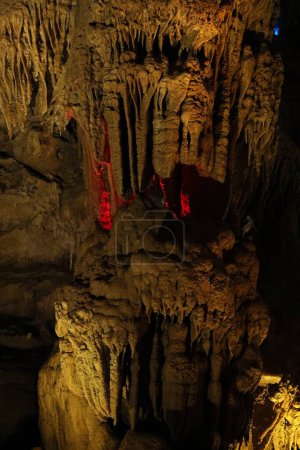 Vue pittoresque de nombreuses formations de stalactites dans la grotte