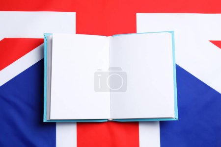 Fremdsprachen lernen. Aufgeschlagenes Buch über die Flagge Großbritanniens, Draufsicht