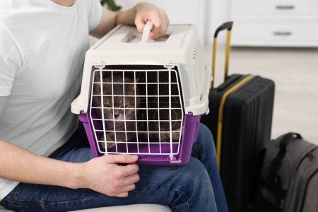 Téléchargez les photos : Voyage avec animal de compagnie. Homme tenant transporteur avec chat mignon à l'intérieur, gros plan - en image libre de droit