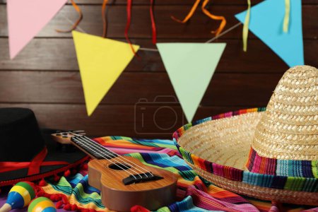 Téléchargez les photos : Chapeaux de flamenco mexicains sombrero et noirs, ukulélé et maracas sur la table, gros plan - en image libre de droit