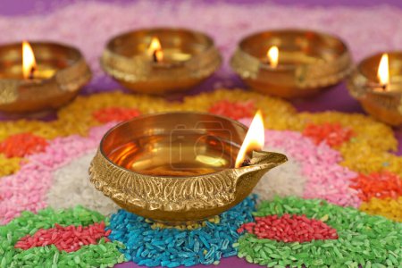 Diwali-Feier. Diya-Lampen auf bunten Rangoli, Nahaufnahme