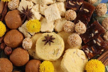 Diwali-Feier. Leckere indische Süßigkeiten, Gewürze und Nüsse auf dem Tisch, Draufsicht