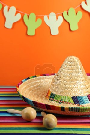 Chapeau sombrero mexicain et maracas sur la table de couleur, gros plan