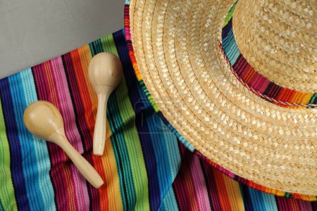 Chapeau sombrero mexicain, maracas et poncho sur la table, vue sur le dessus