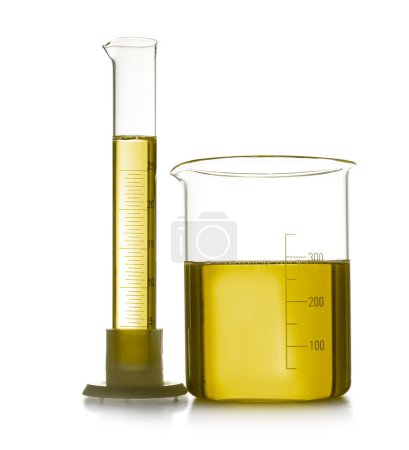 Bécher et cylindre gradué avec liquide jaune isolé sur blanc. Verrerie de laboratoire