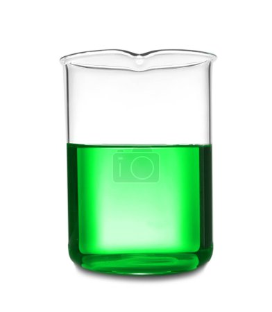 Bécher avec liquide vert isolé sur blanc. Verrerie de laboratoire