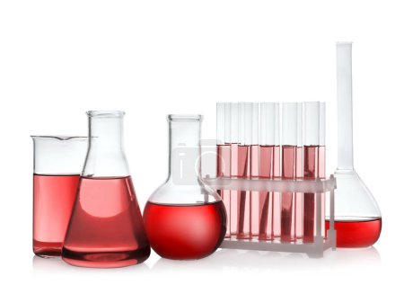 Artículos de vidrio de laboratorio con líquido rojo aislado en blanco