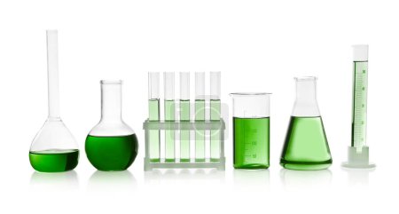 Laborgläser mit grüner Flüssigkeit isoliert auf weiß