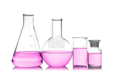 Téléchargez les photos : Verrerie de laboratoire avec liquide rose isolé sur blanc - en image libre de droit