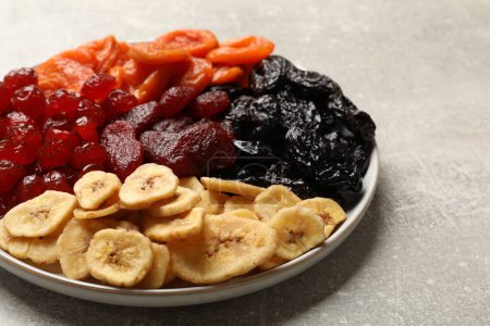 Téléchargez les photos : Délicieux fruits secs sur table grise, gros plan - en image libre de droit