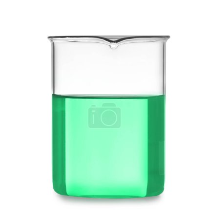 Bécher avec liquide vert isolé sur blanc. Verrerie de laboratoire