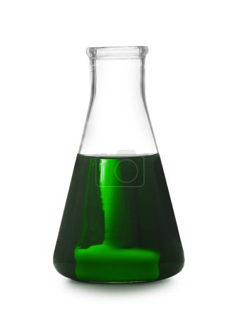 Flacon conique avec liquide vert isolé sur blanc. Verrerie de laboratoire