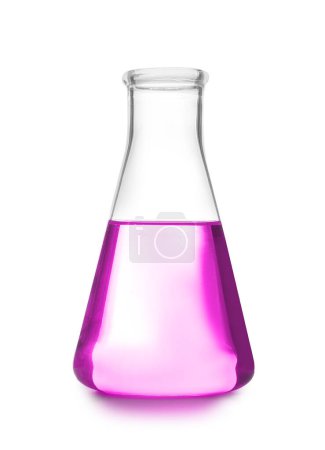 Téléchargez les photos : Flacon conique avec liquide rose isolé sur blanc. Verrerie de laboratoire - en image libre de droit