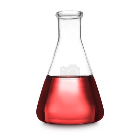 Frasco cónico con líquido rojo aislado sobre blanco. Artículos de vidrio de laboratorio