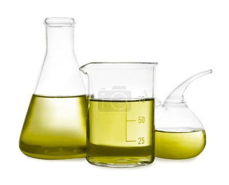 Artículos de vidrio de laboratorio con líquido amarillo aislado en blanco