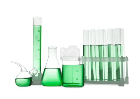 Artículos de vidrio de laboratorio con líquido verde aislado en blanco
