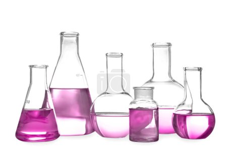 Artículos de vidrio de laboratorio con líquido rosa aislado en blanco